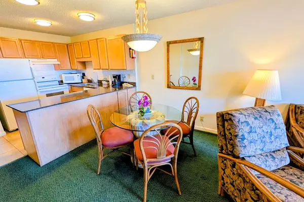 Open dining space connected to the fully equipped kitchen