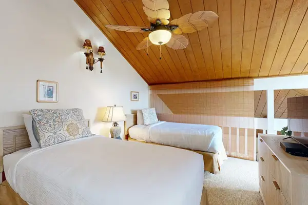 Second bedroom with Twin beds for restful sleep