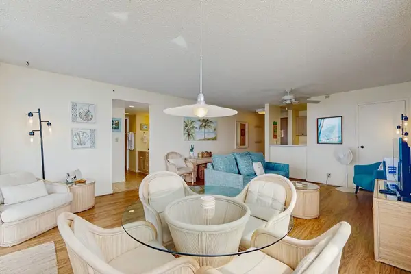 Bright Dining Space For Island Gatherings
