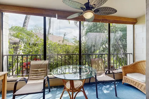 Screened-In Covered Lanai with Outdoor Seating & Ceiling Fan