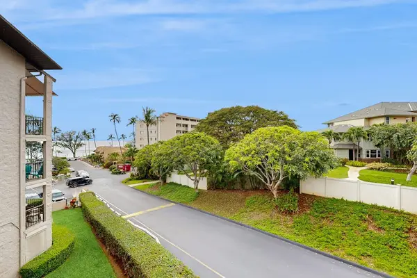 Beautiful residential complex set in a quiet, tropical environment