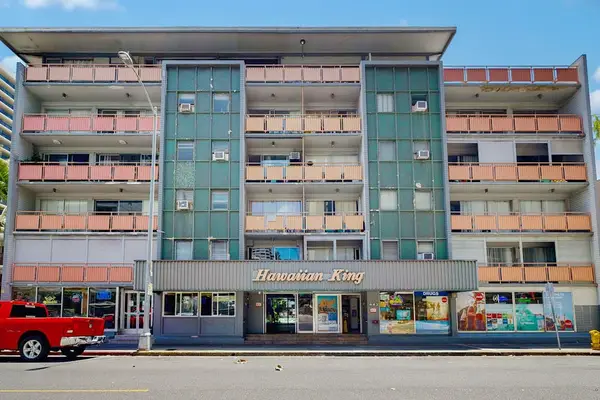 Get familiar with the building’s front entrance and enjoy a smooth arrival experience.