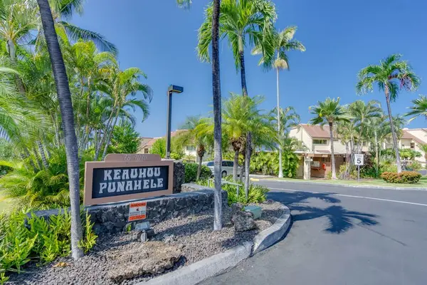 Keauhou Punahele entrance welcomes guests with palms and clear directions