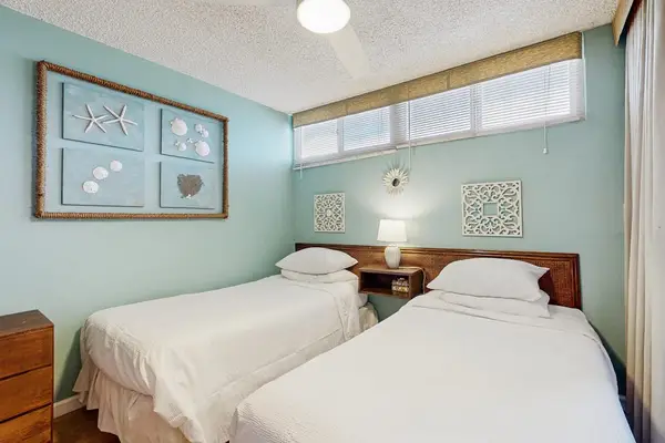 Guest room with two twin beds