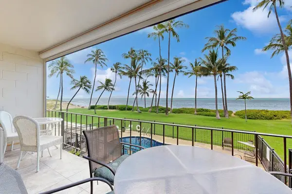 Ocean front lanai with amazing views of the Pacific Ocean.
