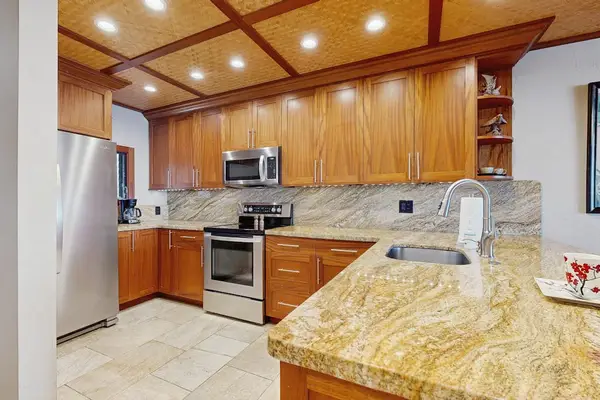 Full Kitchen Featuring Premium Granite Countertops
