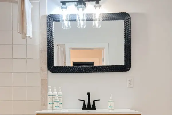 Modern Bathroom With Elegant Finishes
