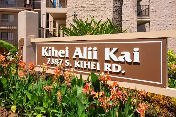 Kihei Alii Kai resort entrance surrounded by tropical landscaping