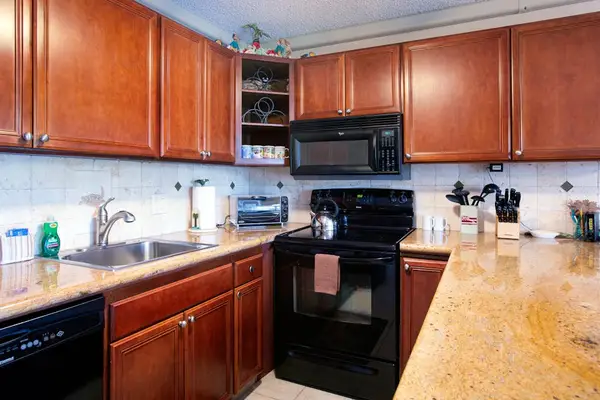 Well-equipped kitchen with full-size appliances