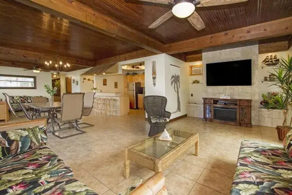 Take advantage of this shared space, perfect for relaxing, gathering, and enjoying your vacation.