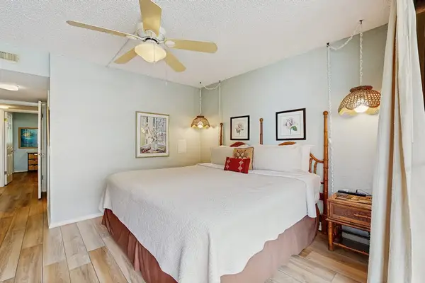Bright Bedroom With Private Lanai Access