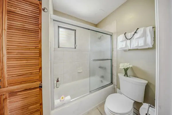 Pristine Modern Bathroom Complete With Clean Tub Enclosure