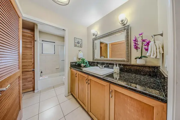 Spacious Custom Bathroom Vanity To Easily Freshen Up