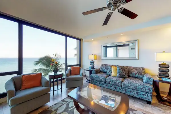 Bright Living With Panoramic Ocean Views