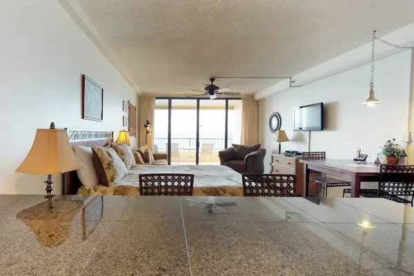 Spacious Studio With Open Coastal Living