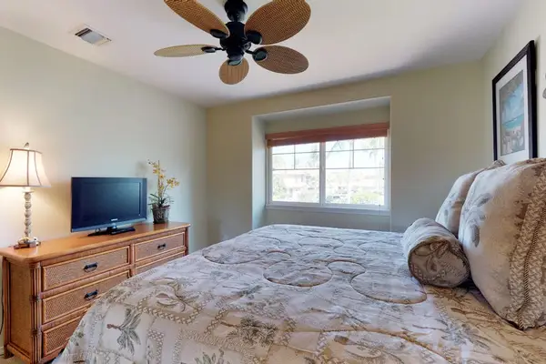 Kona Breeze King Suite facing TV & Window