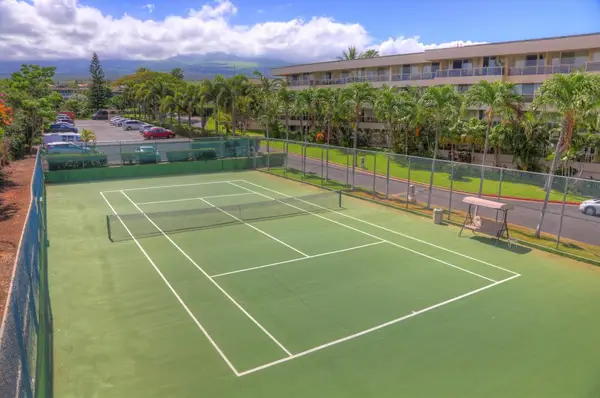 Spacious tennis court for an active island stay