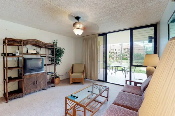 Cozy Living Room With Private Lanai Access