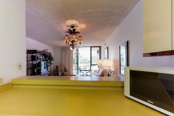 Convenient Breakfast Bar For Casual Dining