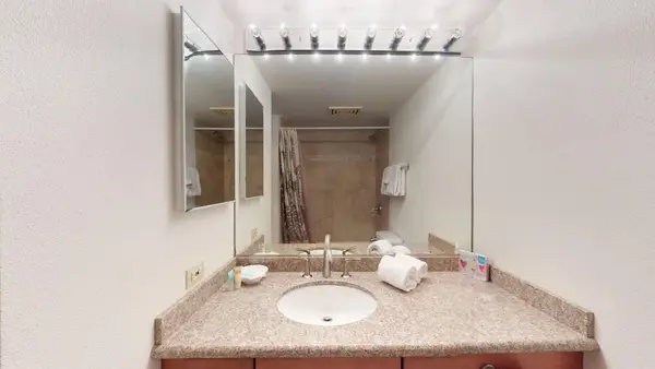 Clean And Modern Full Bathroom