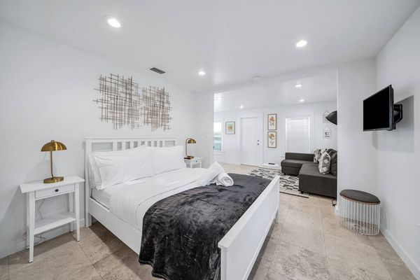 Tropical Grove Bay 1/1 | Newly Renovated Escape