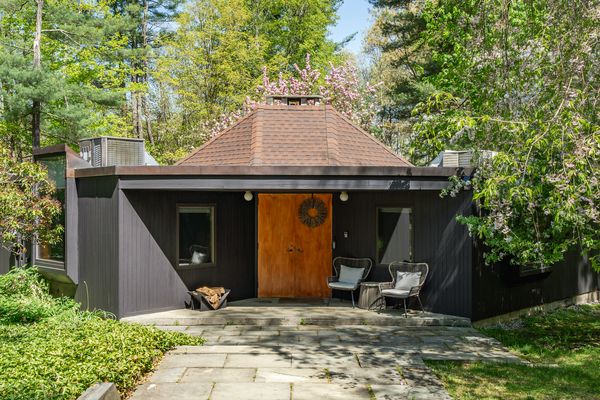 Mid-Century Seclusion: An Architectural Marvel