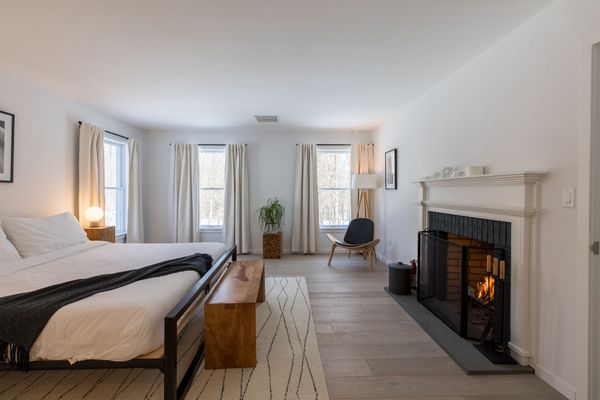 Green Sanctuary: Luxury Home Surrounded by Nature