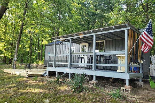 New! Robin’s nest – cute lakefront tiny house!
