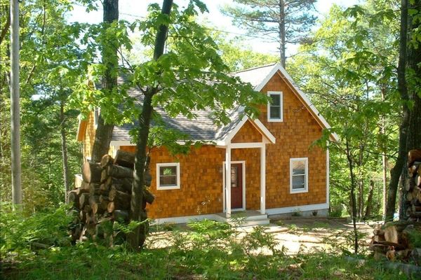 New! The landing – kayaks and sandy waterfront!