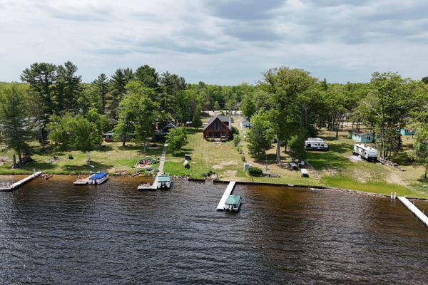 Hidden cove – beauty on the lake!