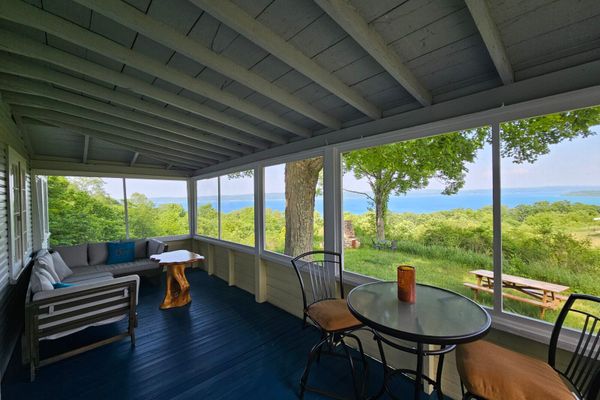 New! Above crystal lake – hot tub & lake views!