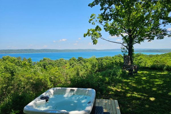 New! Above Crystal Lake – Hot Tub & Lake Views!