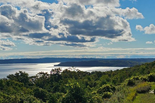 New! Above crystal lake – spectacular lake views!