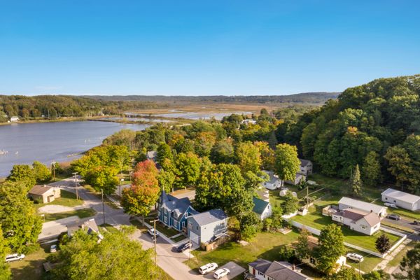 The Glarum Apartment – Cute Historic Home & A/C!