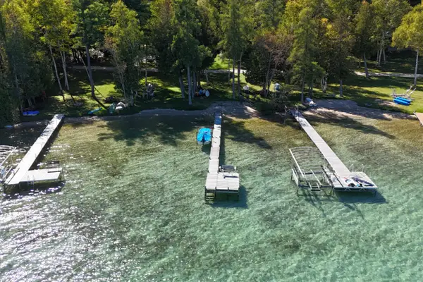 New!  Onkeonwe Cottage – Vintage Lakefront!