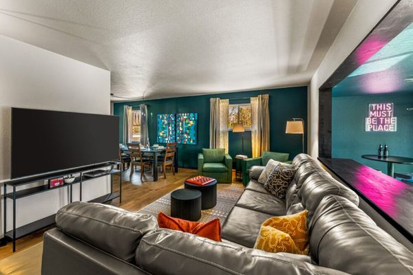 Sunroom & city living  • stylish duplex near dt.