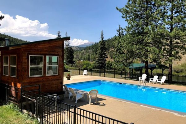 Scenic cabin on river w/ deck & mountain views