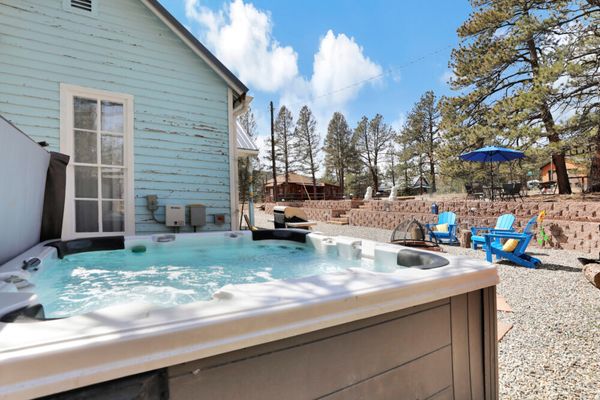 Timeless pineview cottage | hot tub & pet friendly