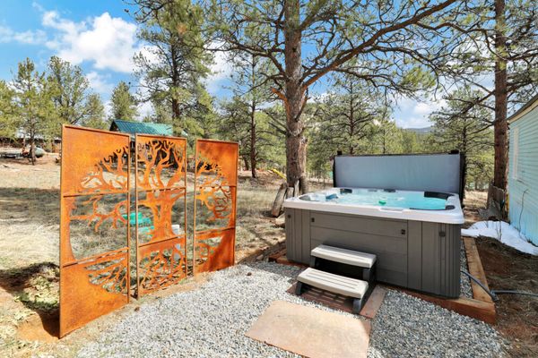 Timeless pineview cottage | hot tub & pet friendly