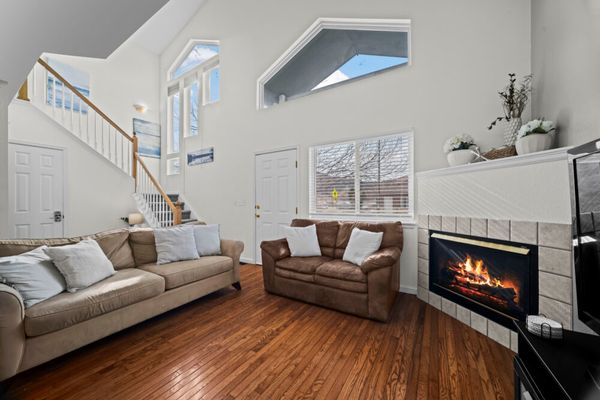 Golden view townhouse – walk to downtown!