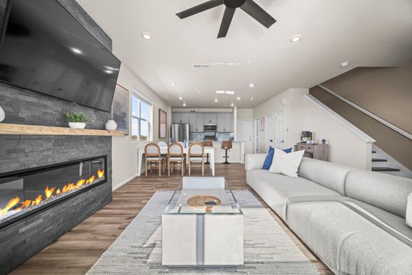 10 min to dia, walk to the gaylord!