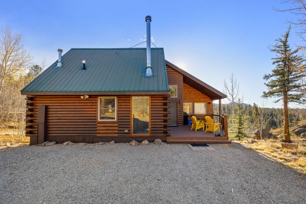 Mountain getaway for 4 with scenic views