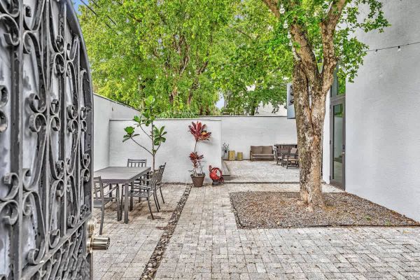 Lush 2BR Tropical Escape in Vibrant Coconut Grove