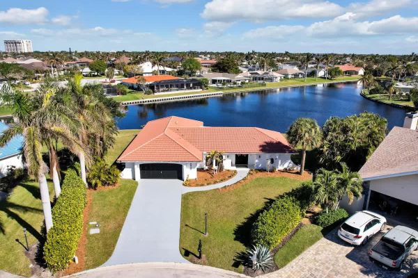 Relax at Lake Breeze – 4BR Fort Myers Getaway