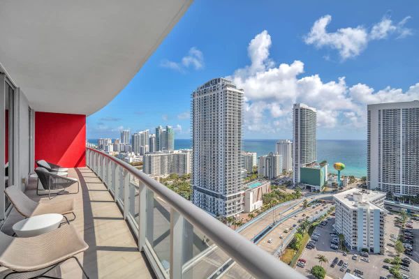 Skyline Penthouse  Private Balcony & Ocean Views