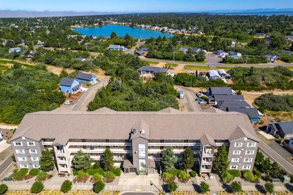 2BR Oyhut Bay Condo | Fireplace | Private Deck