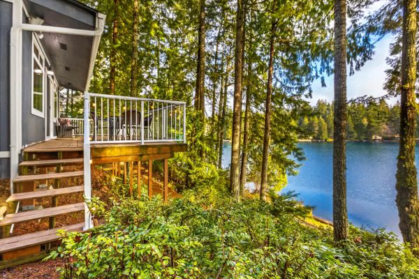 Lakefront retreat with view, deck & private dock