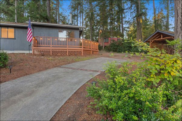 Charming Lakefront Cottage on Quiet Palmer Lake