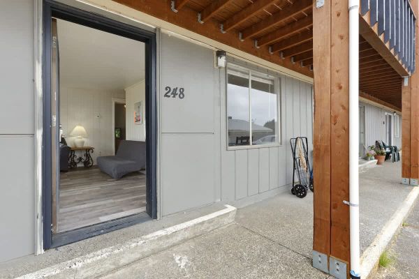 Prime Ocean Views. Walk to Beach & Town.