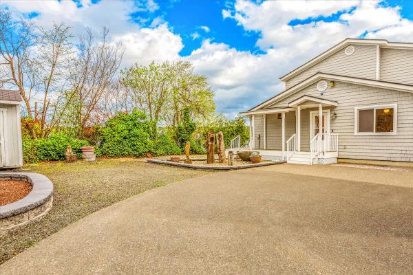 Tranquil Waterfront Home. Private Hot Tub.